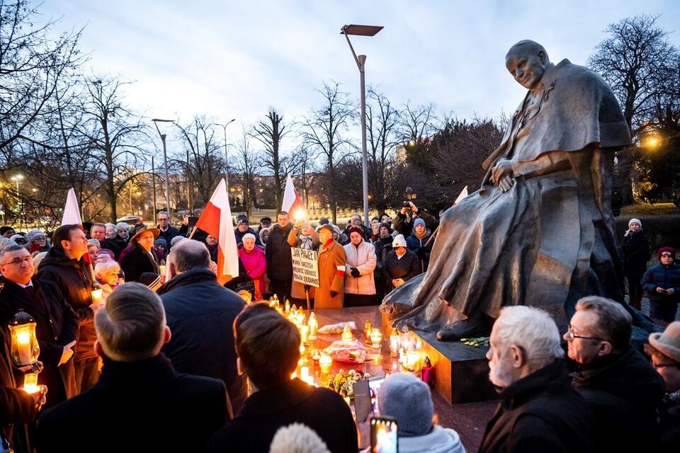 O. Rydzyk: Dzisiaj jest następny zamach na Jana Pawła II