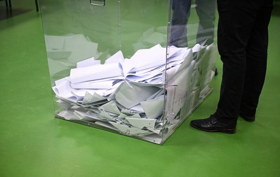 Są wyniki z 5,17 proc. komisji wyborczych / autor: PAP/Darek Delmanowicz