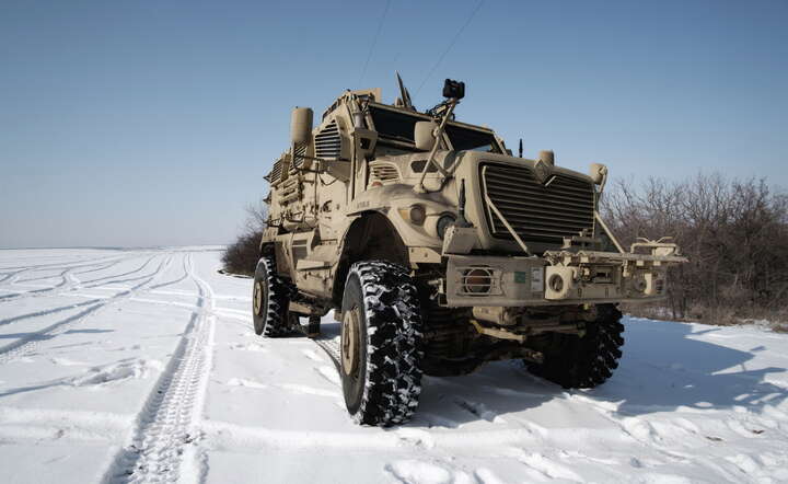 Amerykański pojazd typu MaxxPro MRAP (Mine-Resistant Ambush Protected) używany przez ukraińską 93. brygadę zmechanizowaną / autor: PAP/EPA/MARIA SENOVILLA