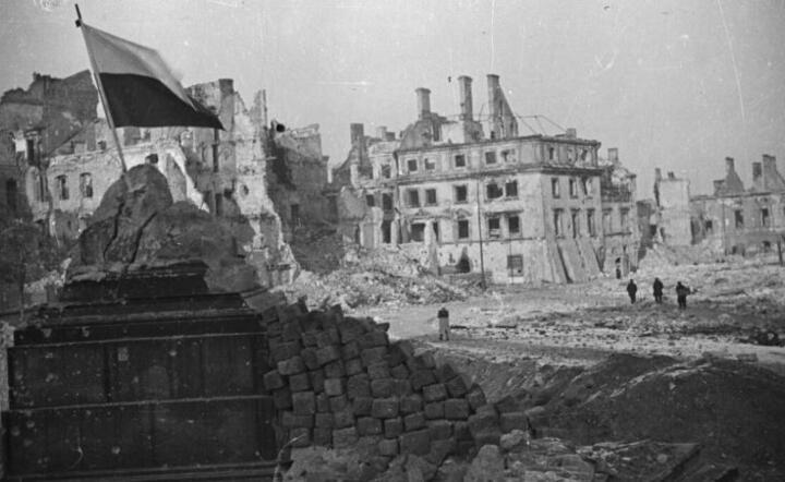 Warszawa/Ruiny na P. Zamkowym  / autor: PAP