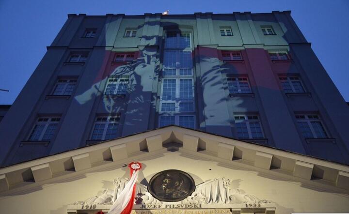 Płaskorzeźba Józefa Piłsudksiego wróciła na gmach siedziby PKP PLK / autor: PKP PLK