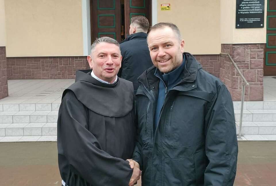 Prezydent Nawrocki uczestniczył we Mszy św. w parafii w Helu