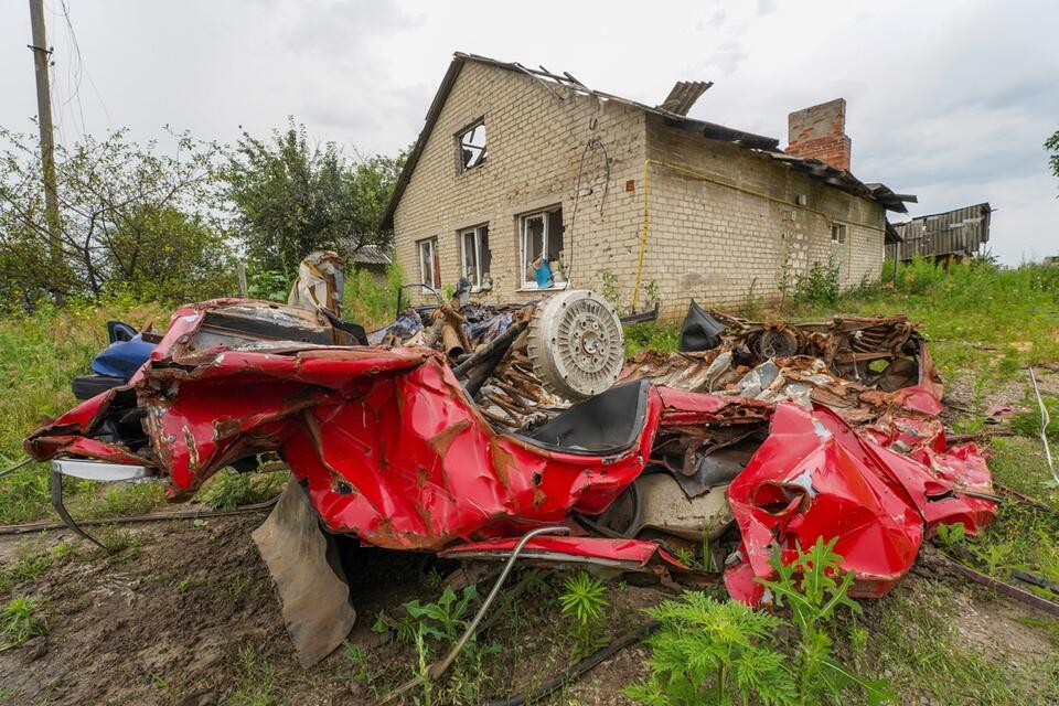 Zniszczony samochód we wsi Topolskoje w obwodzie charkowskim, 8 bm. Przed wojną we wsi Topolskoje mieszkało około 200 rodzin, ale tylko nielicznym udało się przeżyć okupację lub wrócić do domów z miejsc ewakuacji. / autor: PAP/Mykola Kalyeniak