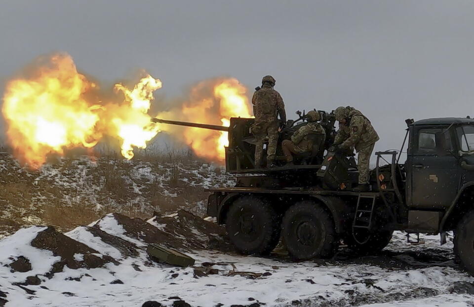 Ukraińscy żołnierze strzelają z działa przeciwlotniczego w pobliżu Bachmutu w obwodzie donieckim we wschodniej Ukrainie / autor: PAP/EPA
