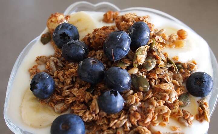 Granola, owoce i jogurt - to dobra kombinacja śniadaniowa / autor: Pixabay