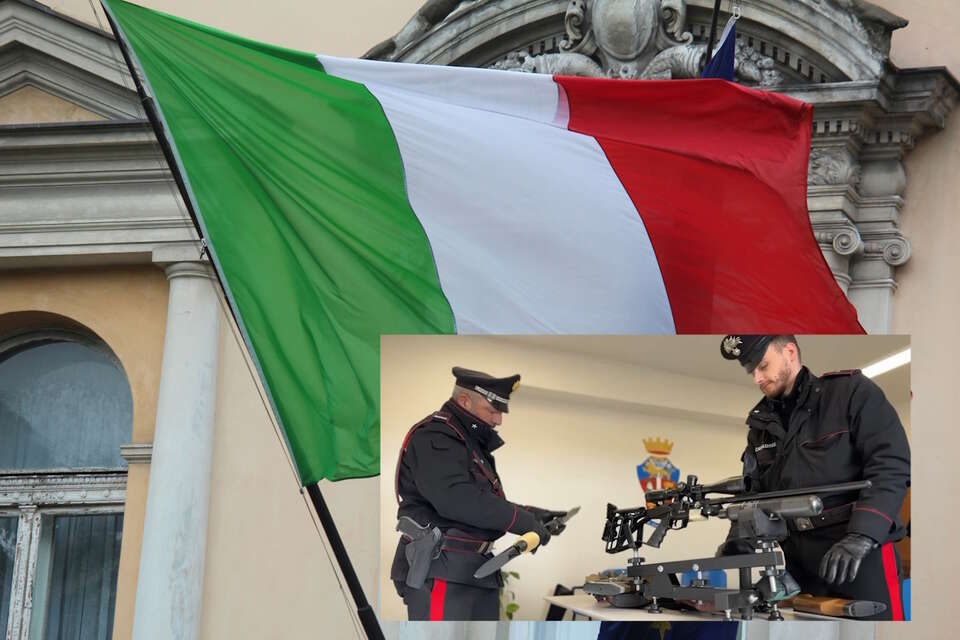 Polski snajper urządził sobie strzelnicę z włoskiego miasta! Mieszkańcy byli przerażeni. W mieszkaniu posiadał okazały arsenał broni. Na zdjęciu flaga Włoch i włoska policja prezentująca arsenał 60-latka / autor: Fratria/Yt-Cronache Cittadine (screen)
