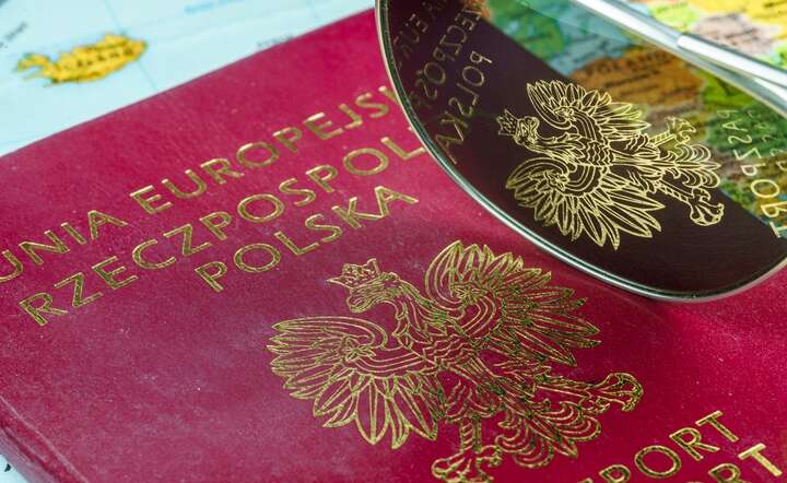 Paszporty nowego wzoru mają być dużo "chudsze" od obecnie wydawanych dokumentów / autor: Fratria / AS