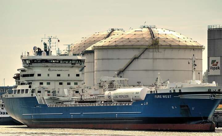 Gazowiec LNG w europejskim terminalu. ZDJĘCIE ILUSTRACYJNE / autor: Pixabay
