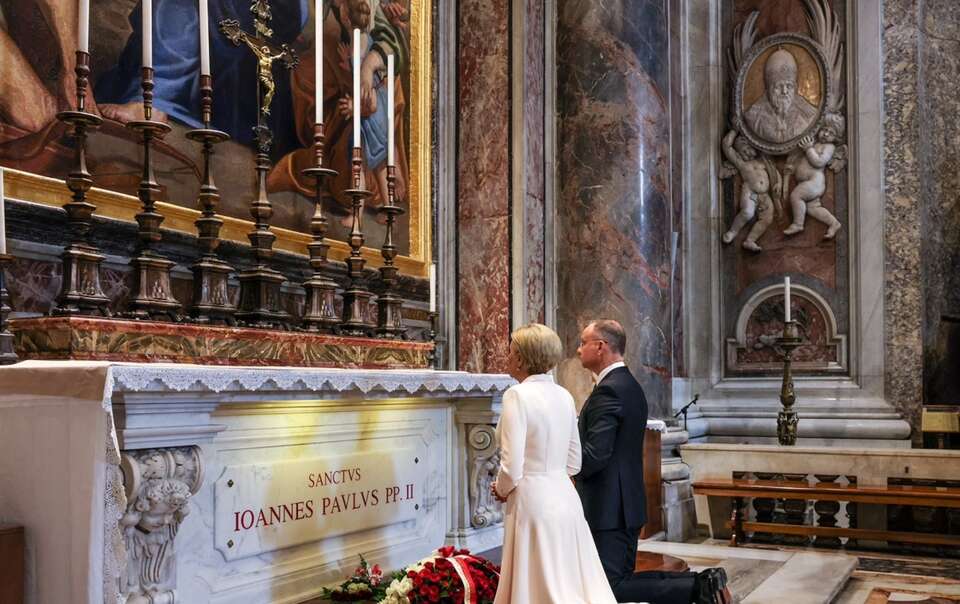 Para prezydencka złożyła kwiaty przy grobie św.Jana Pawła II
