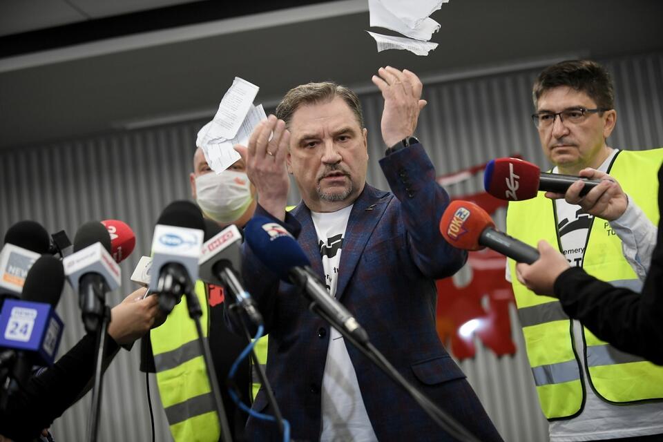 Piotr Duda podarł postanowienie TSUE / autor: PAP/Marcin Obara