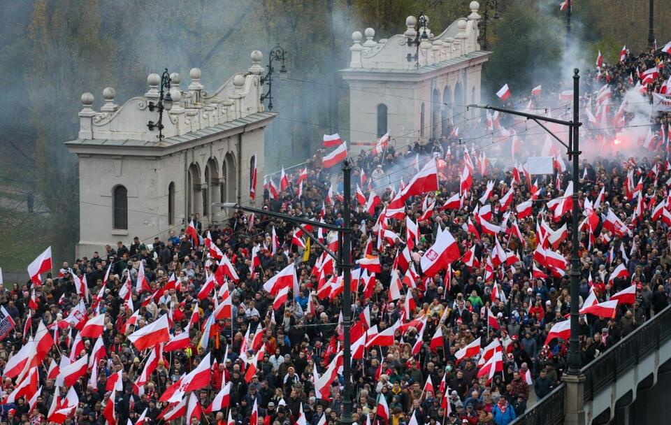 Uczestnicy Marszu Niepodległości na moście Poniatowskiego w Warszawie / autor: PAP/Paweł Supernak