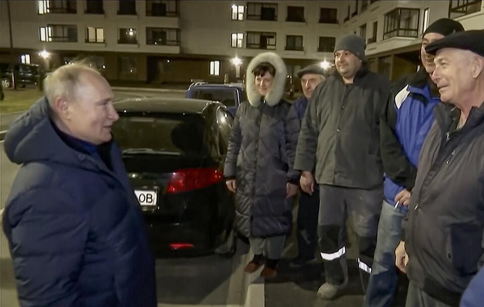 Wizyta Putina w Mariupolu pod osłoną nocy. Na zdjęciu rozmowa z rzekomymi mieszkańcami / autor: PAP/EPA/RUSSIAN PRESIDENT PRESS SERVICE/HANDOUT HANDOUT