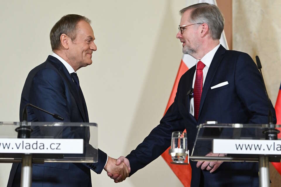 Premier Donald Tusk (L) oraz premier Czech Petr Fiala (P) po konferencji prasowej po spotkaniu w Pradze / autor: PAP/Radek Pietruszka