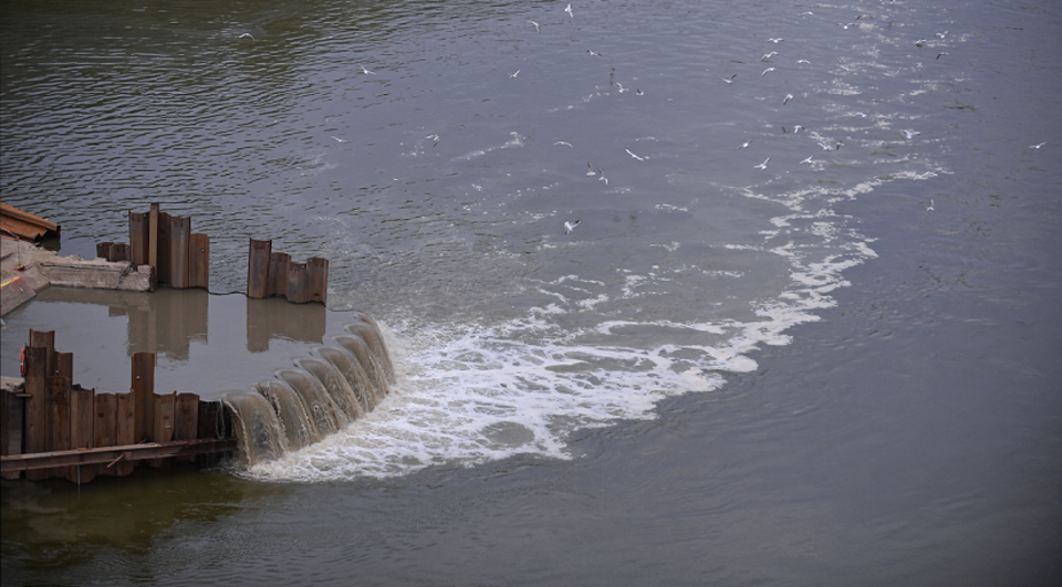 Zbiornik gromadzący ścieki w pobliżu budowy mostu pontonowego przez Wisłę / autor: PAP/Marcin Obara