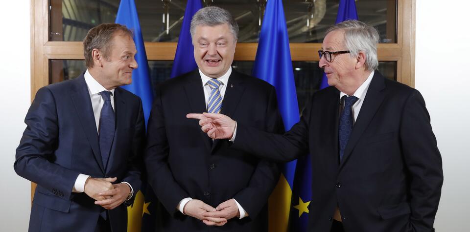 Szef Rady Europejskiej Donald Tusk, prezydent Ukrainy Petro Poroszenko, szef Komisji Europejskiej Jean Claude Junkcer w Brukseli  / autor: PAP/EPA