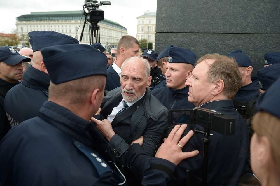 Poseł PiS Antoni Macierewicz pod Pomnikiem Ofiar Tragedii Smoleńskiej w Warszawie / autor: PAP/Marcin Obara