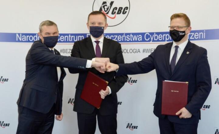 Poczta Polska i MON podpisały porozumienie o współpracy w dziedzinie obrony cyberprzestrzeni  / autor: twitter.com