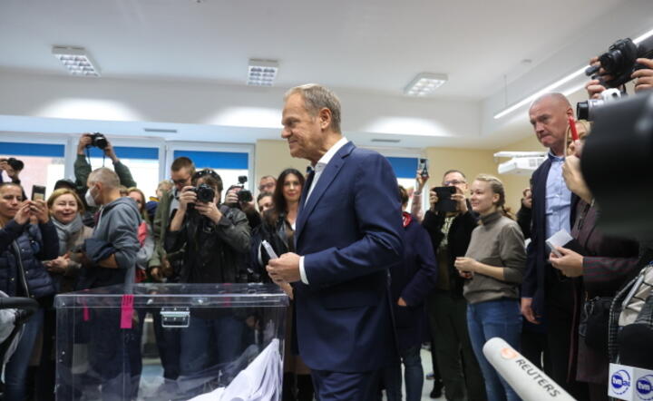 Przewodniczący Platformy Obywatelskiej Donald Tusk (C) oddał głosy w lokalu wyborczym w Szkole Podstawowej nr 310 w Warszawie / autor: PAP/Leszek Szymański