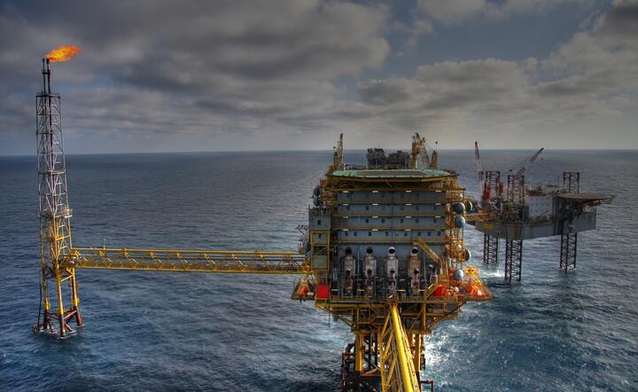 platforma wiertnicza do eksploatacji złoża gazu pod dnem morza / autor: Pixabay