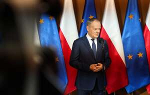 Premier Donald Tusk podczas oświadczenia dla mediów przed wylotem do Paryża na lotnisku w Warszawie, 6 stycznia br. / autor: PAP/Albert Zawada