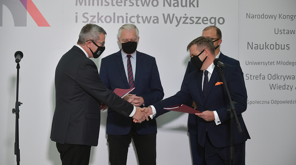Wicepremier, minister rozwoju, pracy i technologii Jarosław Gowin, minister nauki i szkolnictwa wyższego Wojciech Murdzek, prezes Sieci Badawczej Łukasiewicz Piotr Dardziński oraz dyrektor Polskiego Ośrodka Rozwoju Technologii Andrzej Dybczyński / autor: PAP/Mrcin Obara 