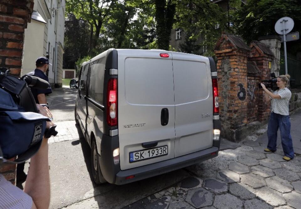 Policja wywozi kobietę z budynku bielskiej Prokuratury Okręgowej, 24 bm. PAP/Andrzej Grygiel