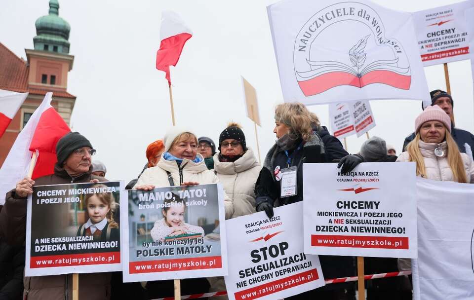 Manifestacja po hasłem "TAK dla edukacji! NIE dla deprawacji!" na pl. Zamkowym w Warszawie / autor: PAP/Leszek Szymański