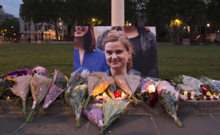 Kwiaty złożone ku pamięci Jo Cox na Parliament Square w Londynie, fot. PAP/EPA/WILL OLIVER