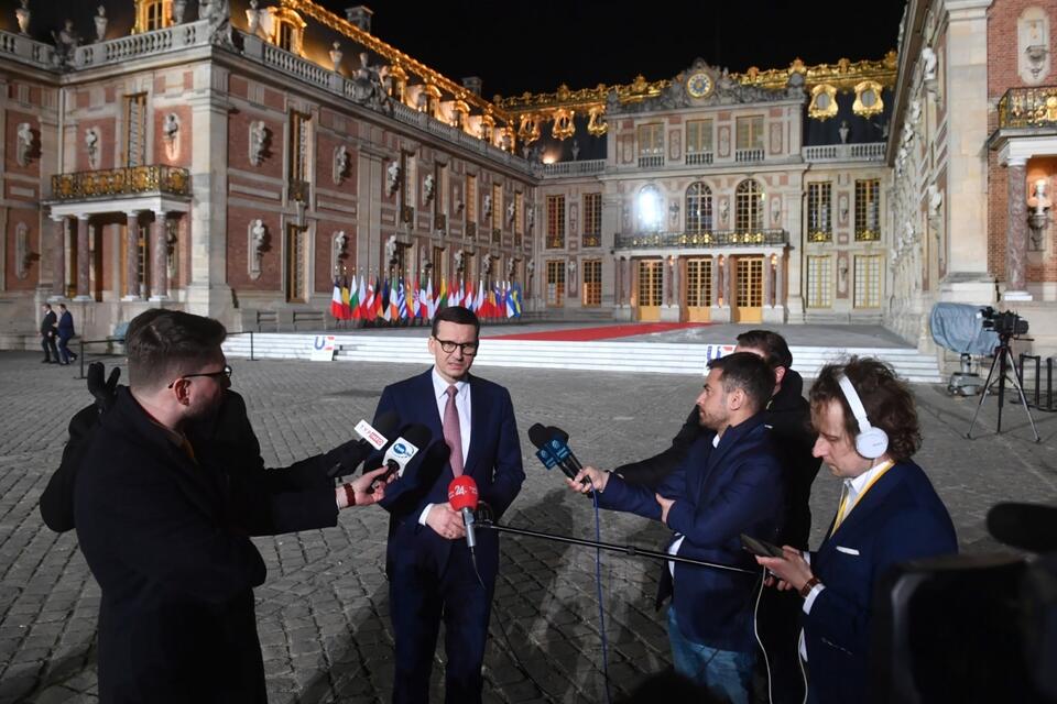 Premier Mateusz Morawiecki podczas konferencji prasowej przed Pałacem Wersalskim. / autor: PAP/Radek Pietruszka