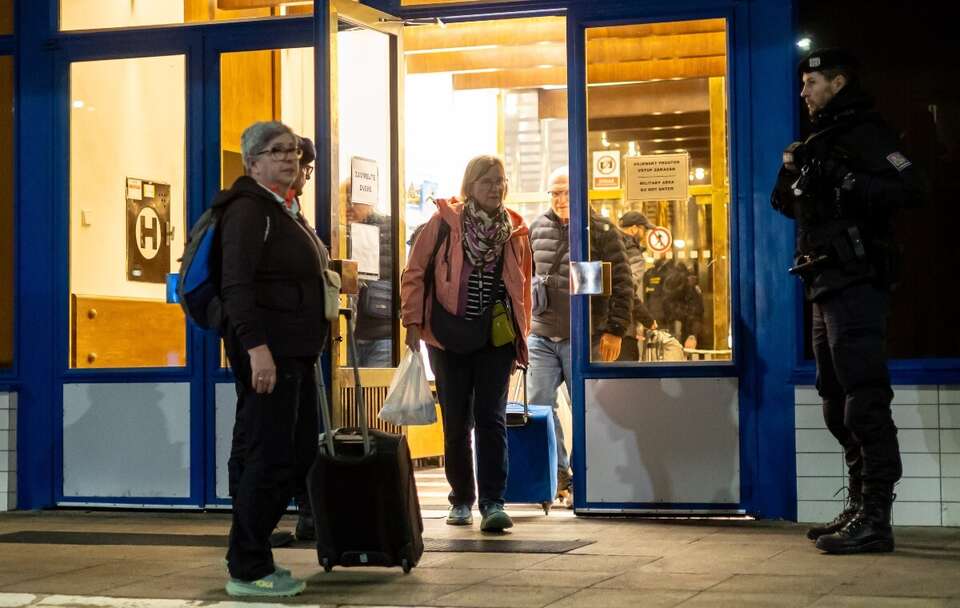 Węgry rozpoczęły ewakuację. Kolejne samoloty już w planach / autor: PAP/EPA/MARTIN DIVISEK