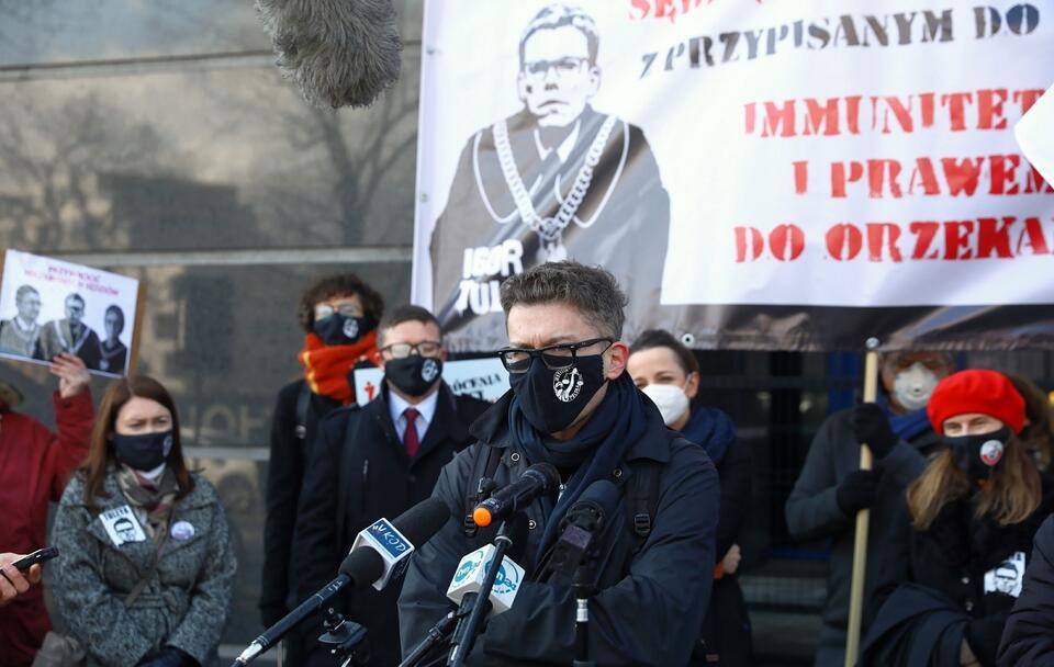 Sędzia Igor Tuleya przed Prokuraturą Krajową na ulicy Postępu w Warszawie / autor: PAP/Rafał Guz