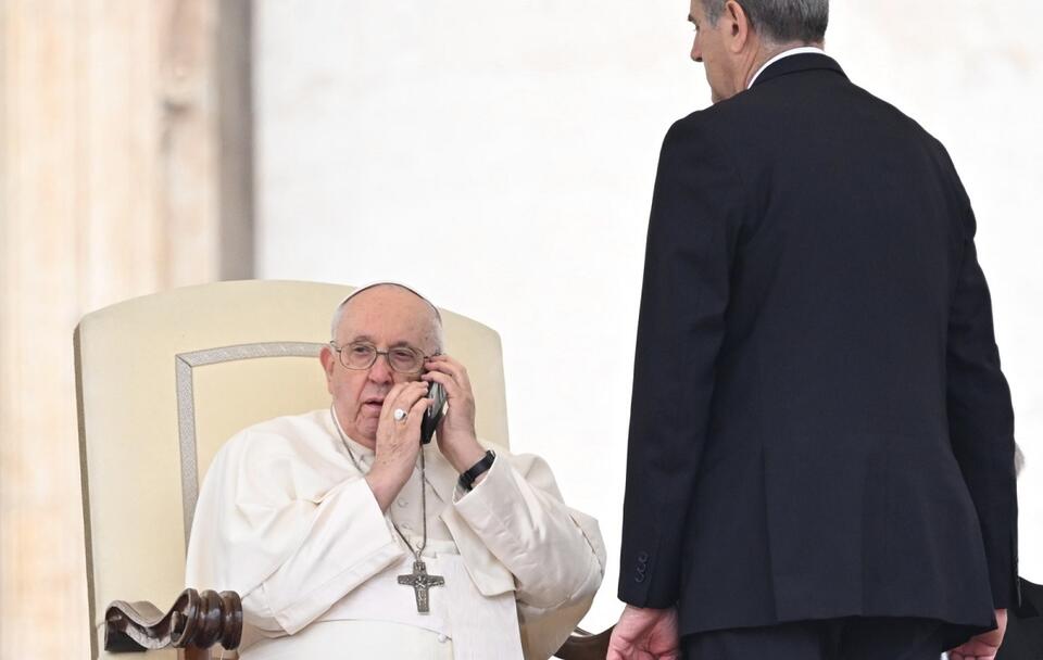 Papież odebrał telefon w trakcie audiencji generalnej / autor: PAP/EPA/CLAUDIO PERI