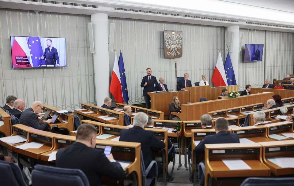 Wicepremier i szef MON Władysław Kosiniak-Kamysz w Senacie. Minister obrony odpowiadał wczoraj na pytania senatorów dotyczące programu SAFE / autor: PAP/Leszek Szymański