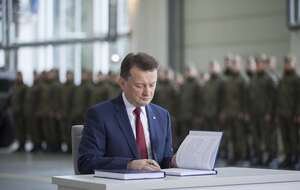 Rok 2018 - ówczesny szef MON Mariusz Błaszczak podpisuje umowy na zakup systemów Patriot / autor: Fratria 