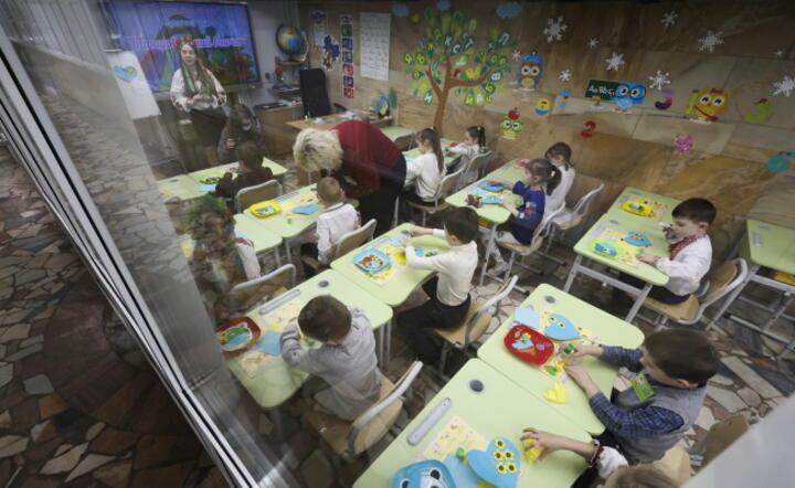 Ukraińskie dzieci uczęszczają na zajęcia w przedszkolu na stacji metra w Charkowie / autor: PAP/EPA/SERGEY KOZLOV