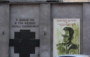 mur byłego więzienia przy ul. Rakowieckiej, w którym wykonano wyrok na gen. Augusta Emila Fieldorfa „Nila” / autor: Fratria
