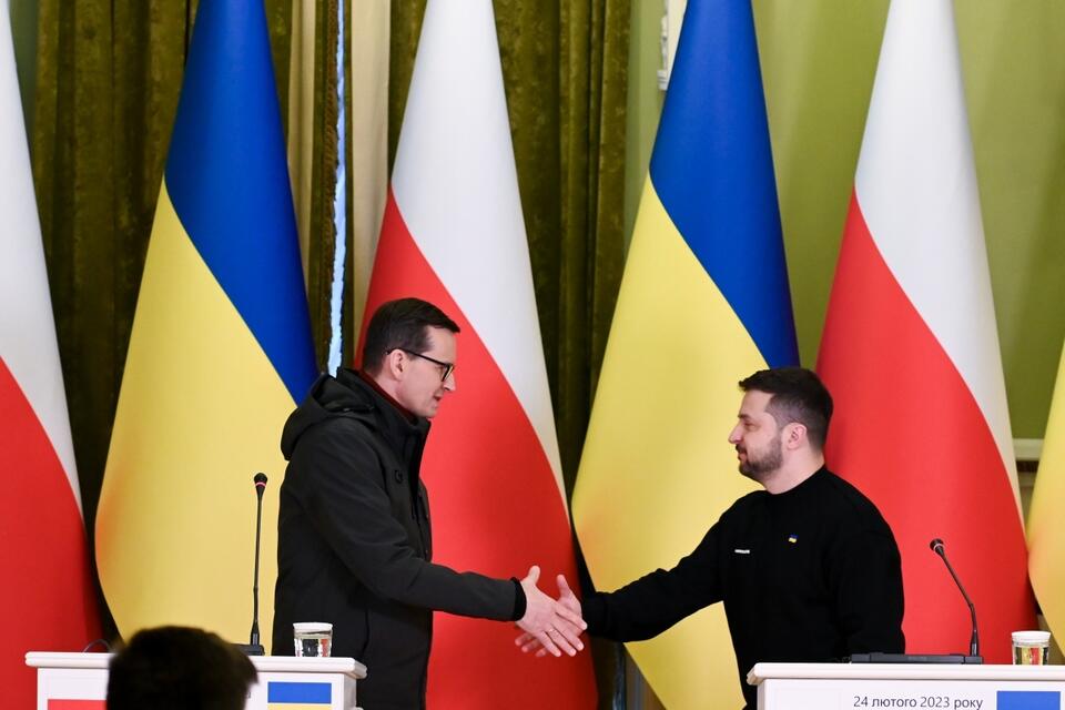 Prezydent Ukrainy Wołodymyr Zełenski (P) i premier RP Mateusz Morawiecki (L) podczas konferencji prasowej w Kijowie, 24 bm. / autor: PAP/Viacheslav Ratynskyi