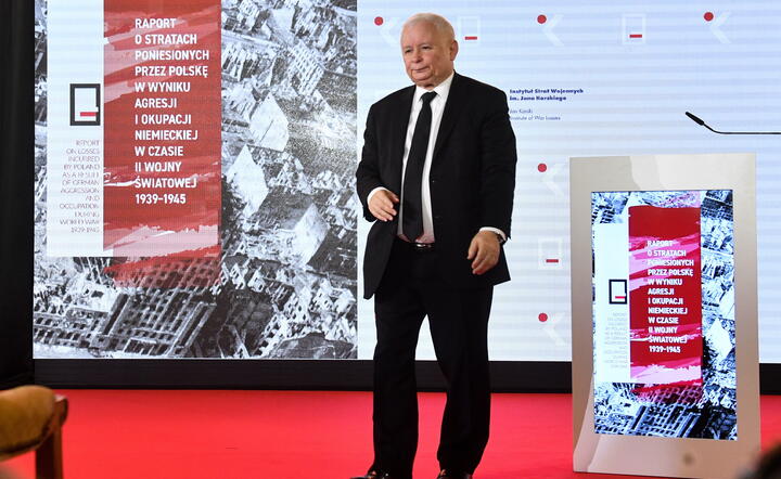 prezes PiS Jarosław Kaczyński podczas prezentacji raportu o stratach poniesionych przez Polskę w wyniku agresji i okupacji niemieckiej w czasie II wojny światowej / autor: fotoserwis PAP