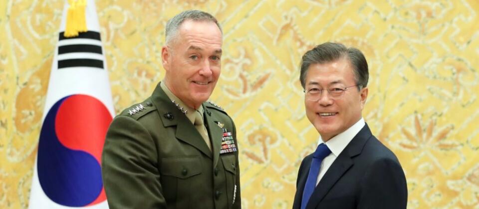 Gen. Joseph Dunford z prezydentem Korei Płd. Moon Jae-in  / autor: PAP/EPA