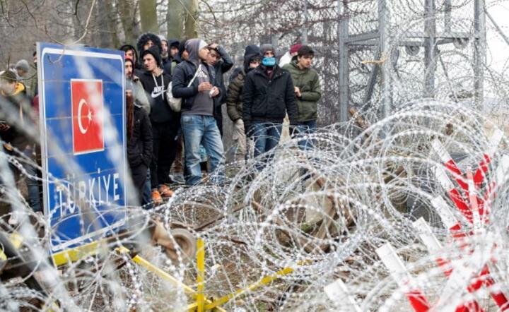 Uchodźcy czekają na próbę przekroczenia zamkniętej granicy turecko-greckiej i próbują wjechać do Europy, Edirne, Turcja, 29 lutego 2020 r. / autor: PAP/EPA/TOLGA BOZOGLU