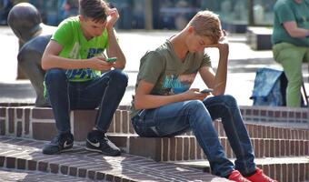 Raport: młodzież spędza w internecie średnio cztery godziny na dobę