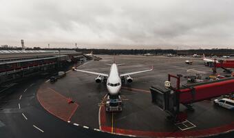 Na lotnisku w Amsterdamie piloci pomagają w załadunku bagaży