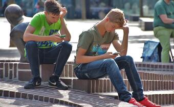 Raport: młodzież spędza w internecie średnio cztery godziny na dobę