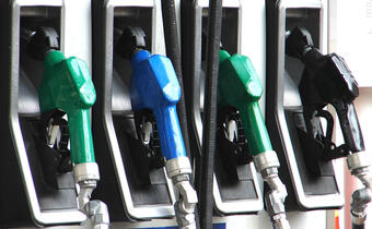 Benzyna i olej napędowy na początku grudnia tańsze o 10 proc. niż przed rokiem. I jeszcze potanieją