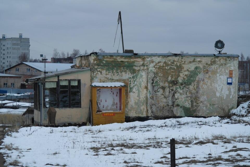 Tzw. bliższa radiolatarnia na ścieżce podejścia do lotniska Siewiernyj w marcu 2016 r. Sześć lat wcześniej niewiele się różniła... / autor: Marek Pyza / Fratria