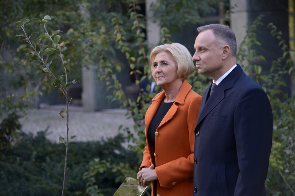 Na zdj. prezydent Andrzej Duda i pierwsza dama Agata Kornhauser-Duda w drodze na uroczystość sadzenia jabłoni upamiętniającej Rodzinę Ulmów w ogrodach Pałacu Prezydenckiego w Warszawie / autor: PAP/Marcin Obara