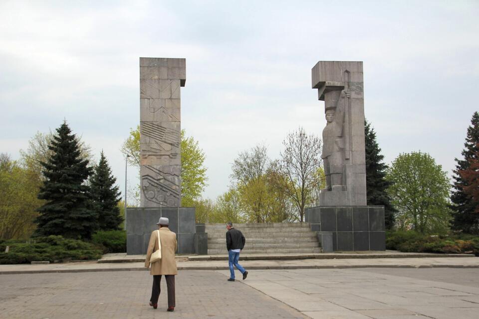 Pomnik Wdzięczności Armii Czerwonej w Olsztynie, zaprojektowany pzez Xawerego Dunikowskiego, zbudowany w 1954 roku. Mieszkańcy Olsztyna nazwali go "szubienice" 