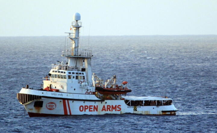 Statek hiszpańskiej organizacji pozarządowej Open Arms ze 147 migrantami u brzegu Lampedusy na  / autor: PAP/ EPA/ELIO DESIDERIO