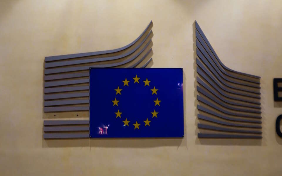 Szkodliwa umowa UE-Mercosur dostała zielone światło. Minister rolnictwa Węgier: UE nie dba o europejskie rolnictwo. Na zdjęciu logo KE / autor: Fratria