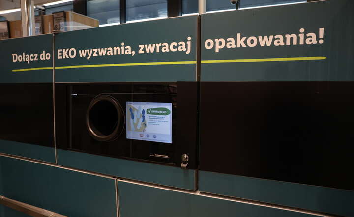 Automat kaucyjny przyjmujący zużyte opakowania, 30 bm. w jednym ze sklepów w Łodzi / autor: PAP/Marian Zubrzycki